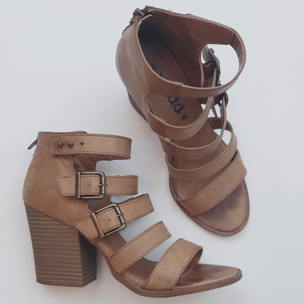 4 for 25$ Mudd tan strappy heels